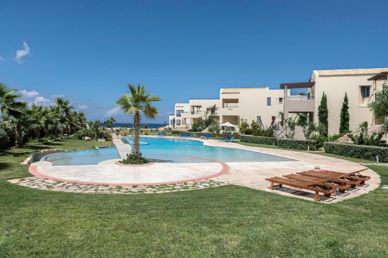 Resitour - Aphrodite Beachfront Pirgos Psilonerou Værelse billede