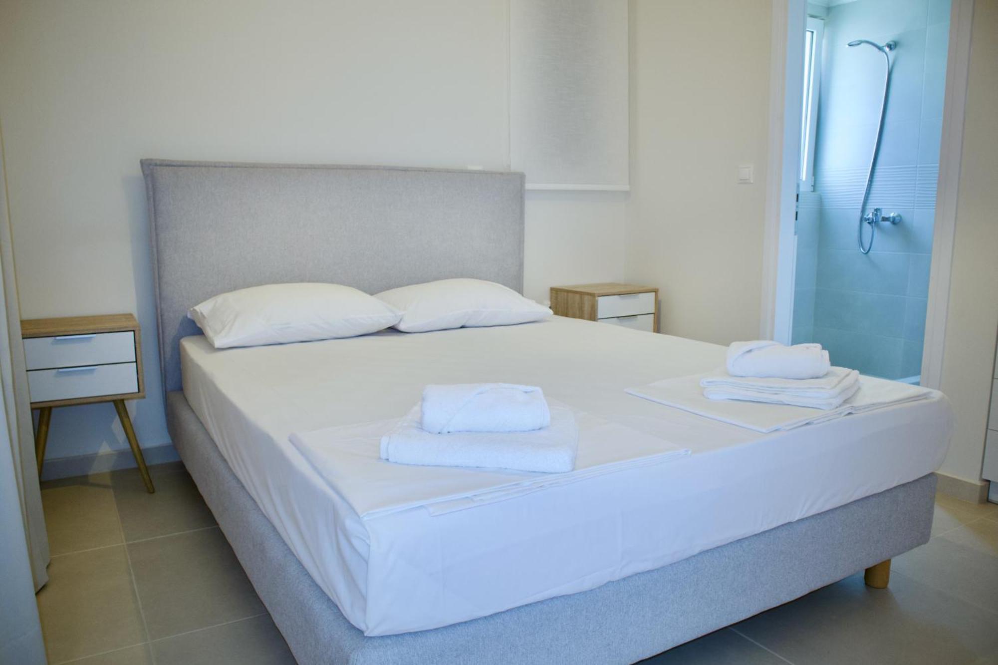 Resitour - Aphrodite Beachfront Pirgos Psilonerou Værelse billede