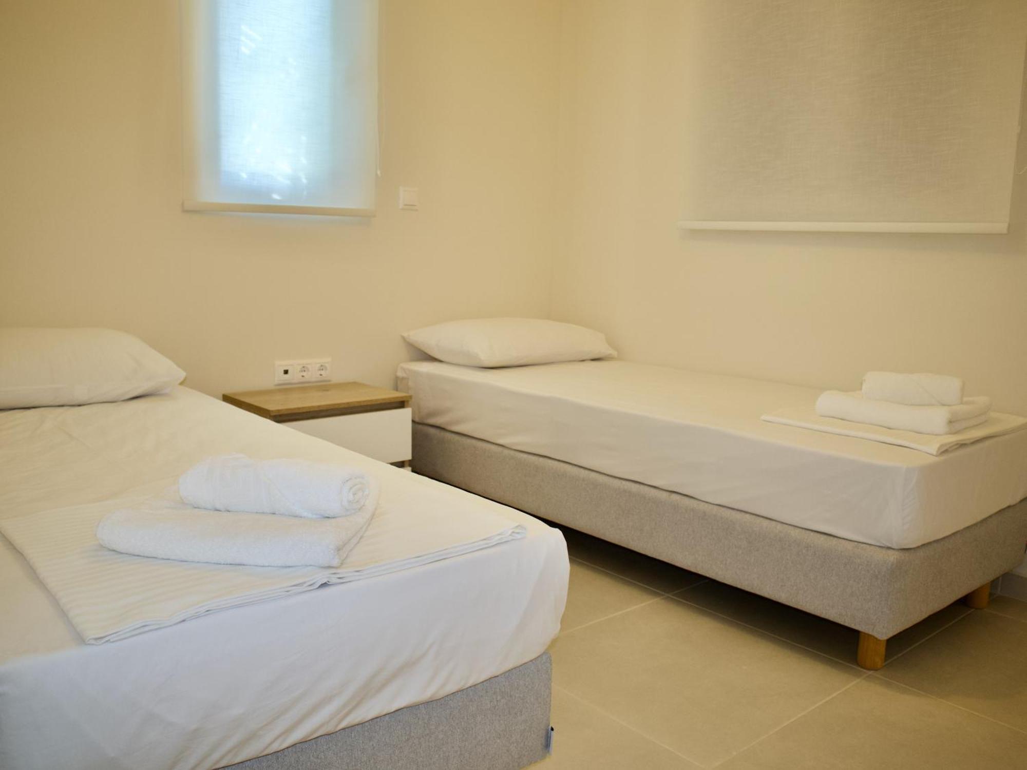 Resitour - Aphrodite Beachfront Pirgos Psilonerou Værelse billede