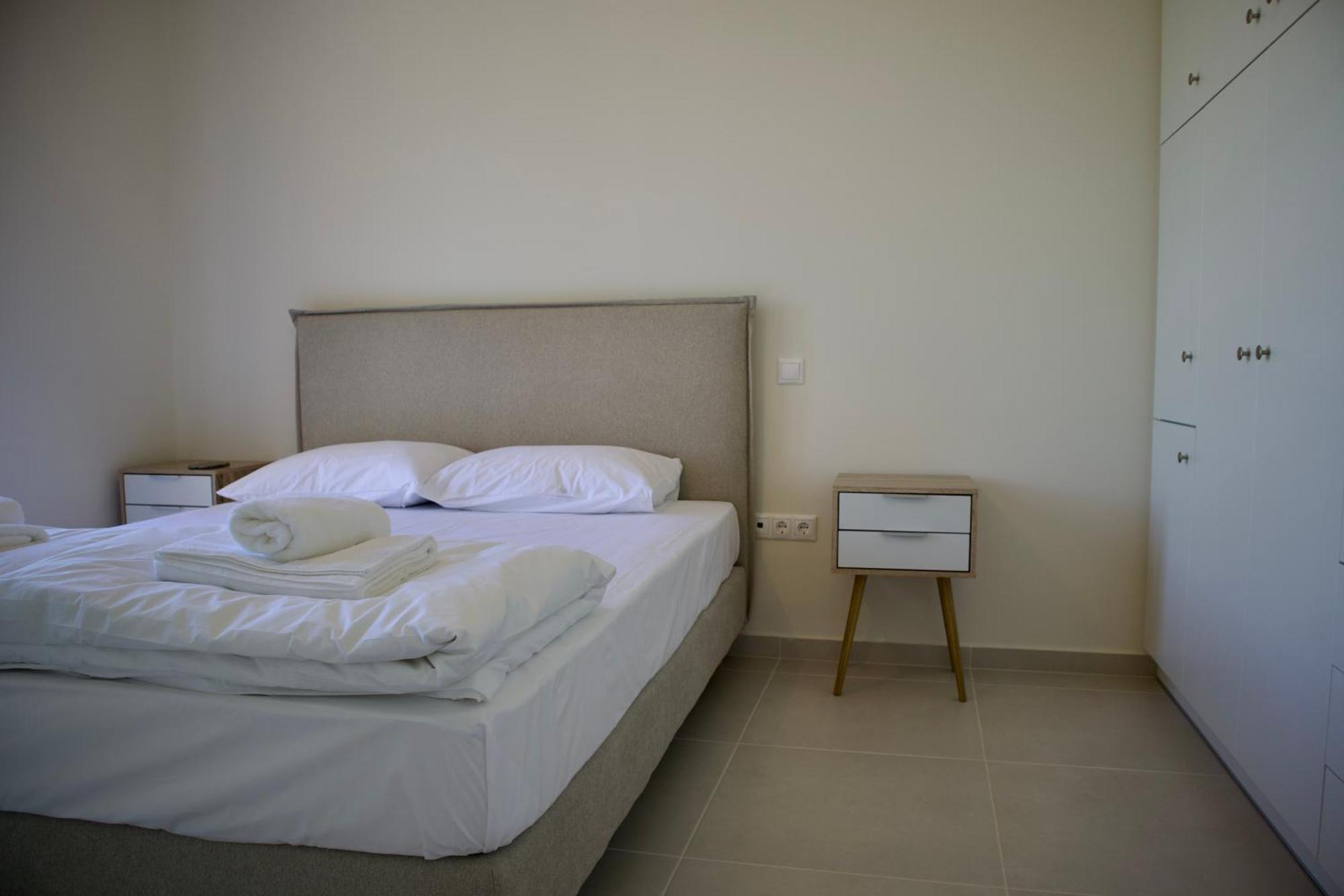 Resitour - Aphrodite Beachfront Pirgos Psilonerou Værelse billede