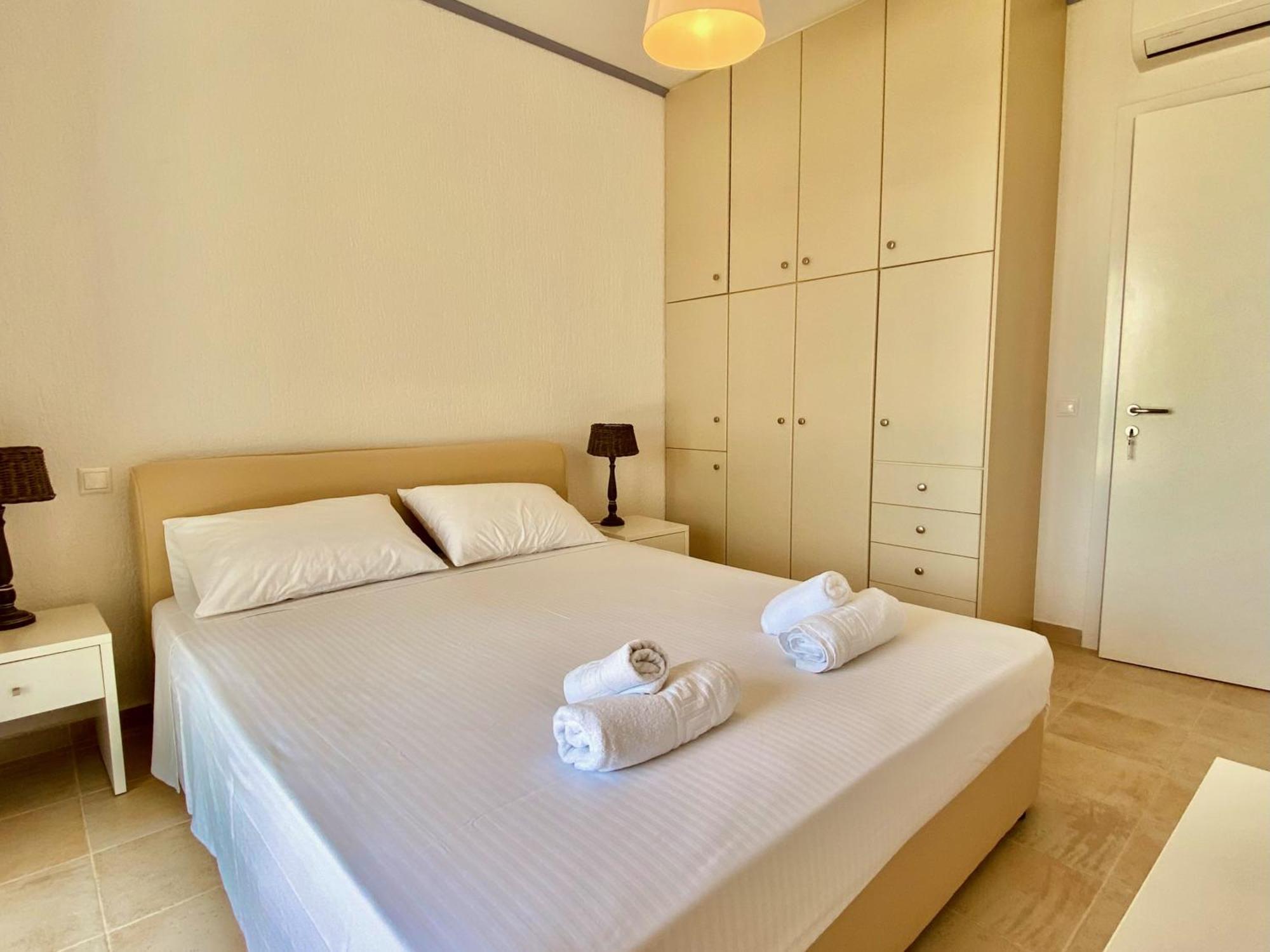 Resitour - Aphrodite Beachfront Pirgos Psilonerou Værelse billede