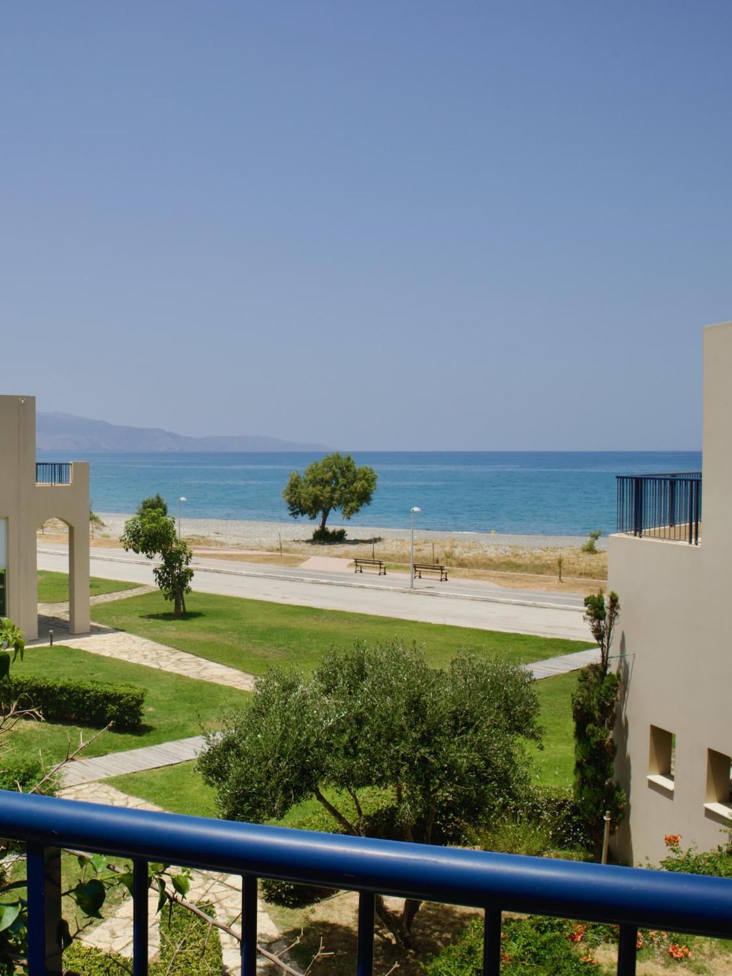 Resitour - Aphrodite Beachfront Pirgos Psilonerou Værelse billede