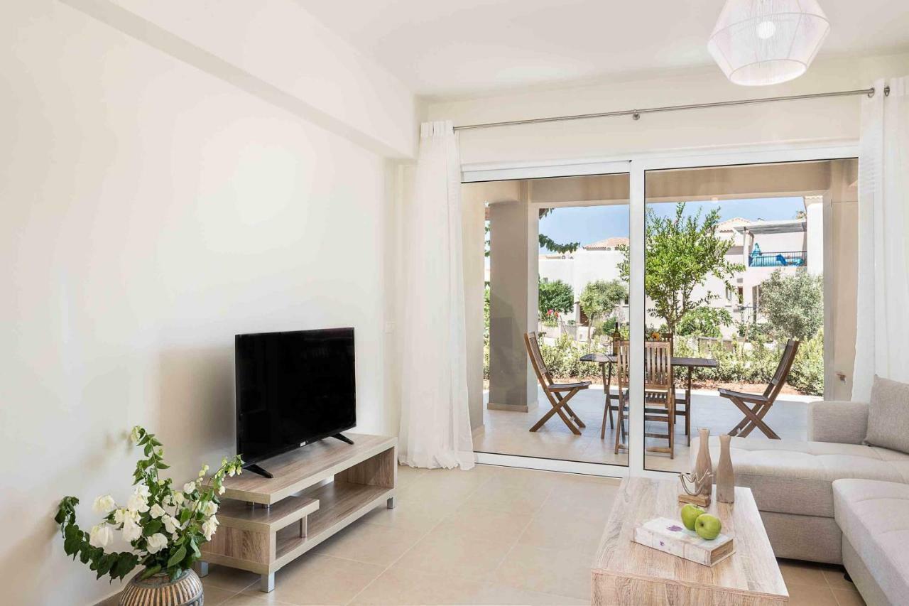 Resitour - Aphrodite Beachfront Pirgos Psilonerou Eksteriør billede