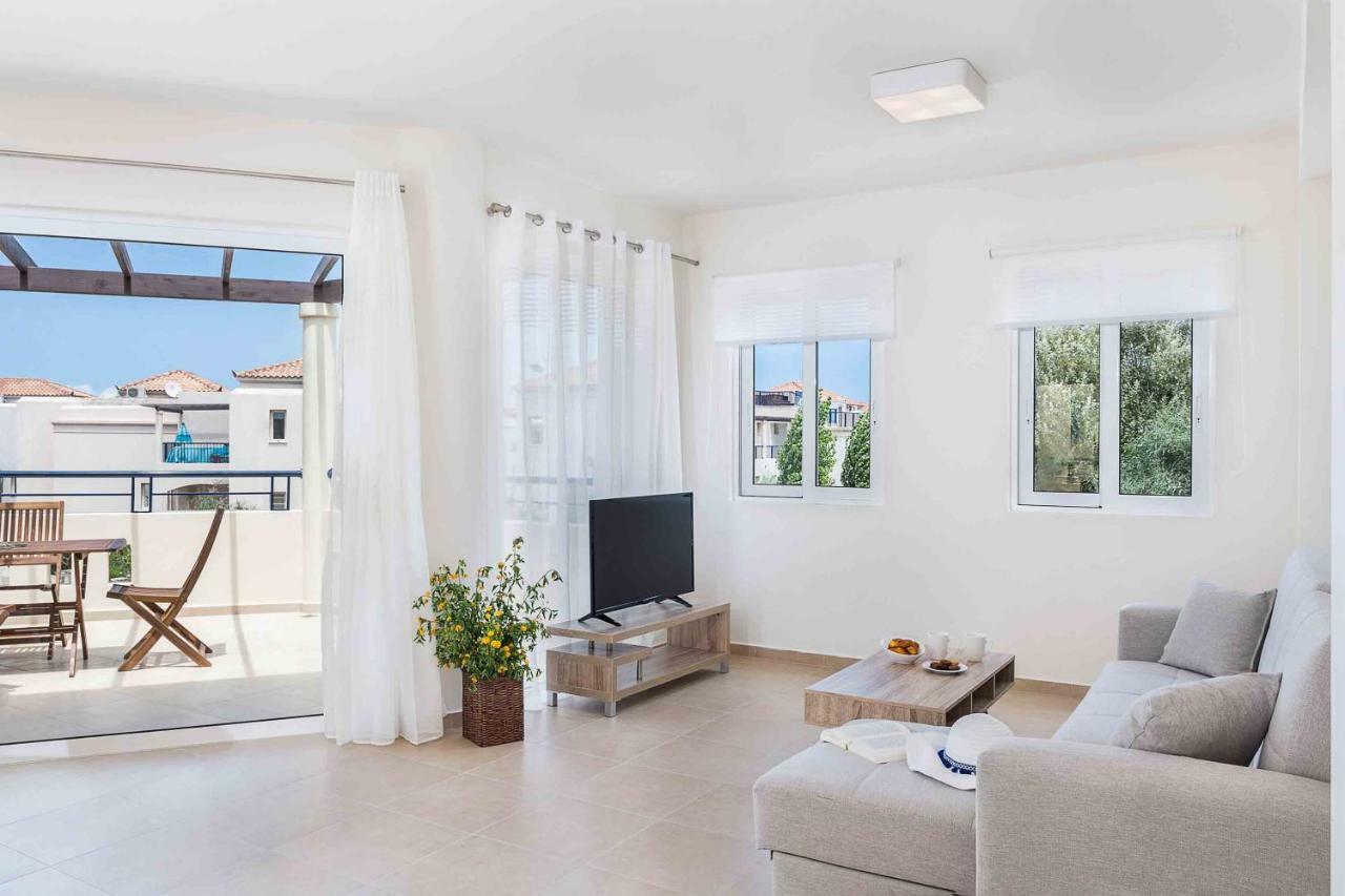 Resitour - Aphrodite Beachfront Pirgos Psilonerou Eksteriør billede